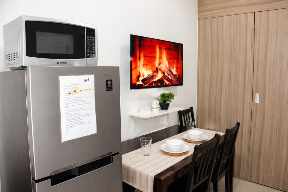 Deluxe Condo, City View | In-room dining