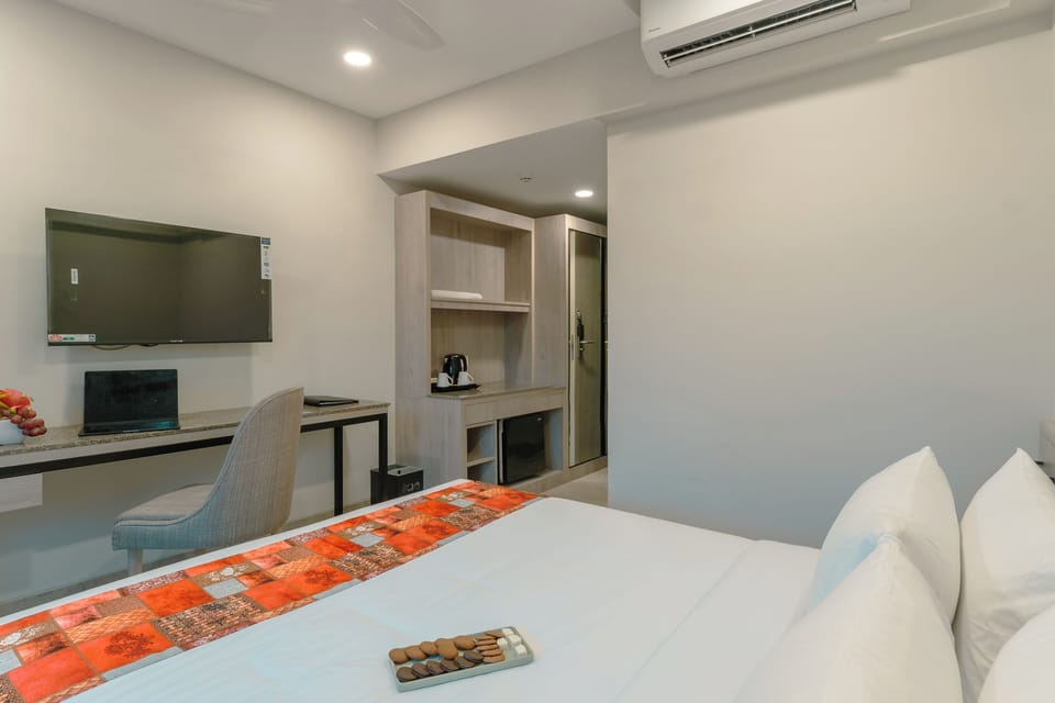 Junior Suite | In-room safe, desk, laptop workspace, blackout drapes