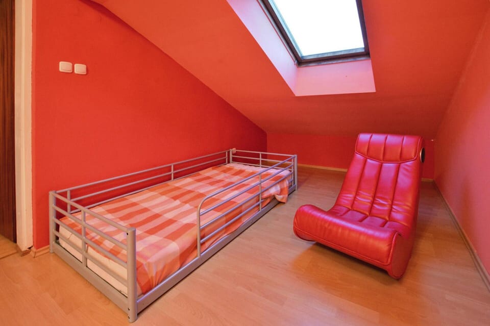 House | 6 bedrooms, individually furnished, bed sheets