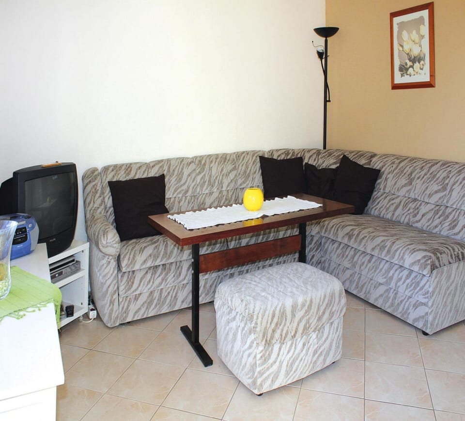 Bungalow | Living room | Fireplace