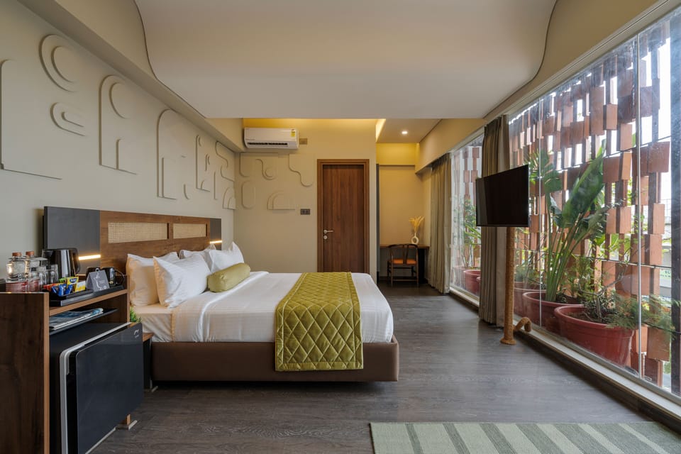 Mandarin | In-room safe, desk, laptop workspace, soundproofing