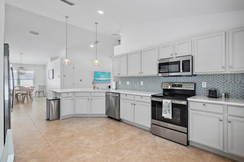 House, Multiple Beds (Sea Glass) | Private kitchen | Oven, toaster