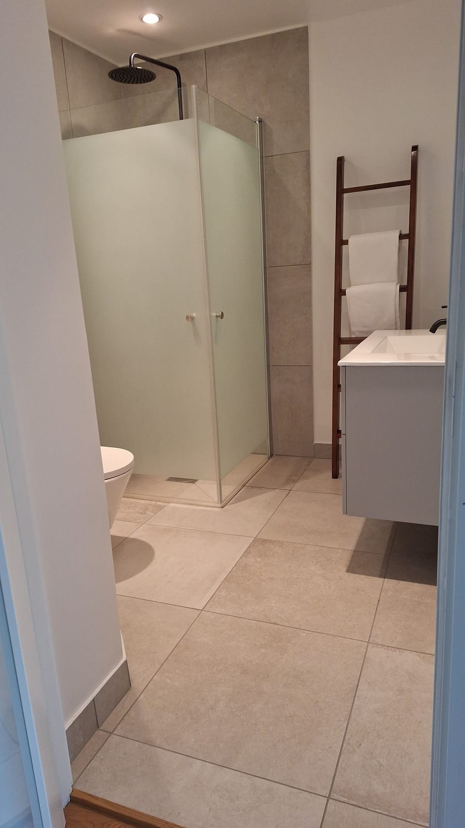 Classic Double Room, Garden View | Bathroom | Hair dryer, towels, soap, shampoo