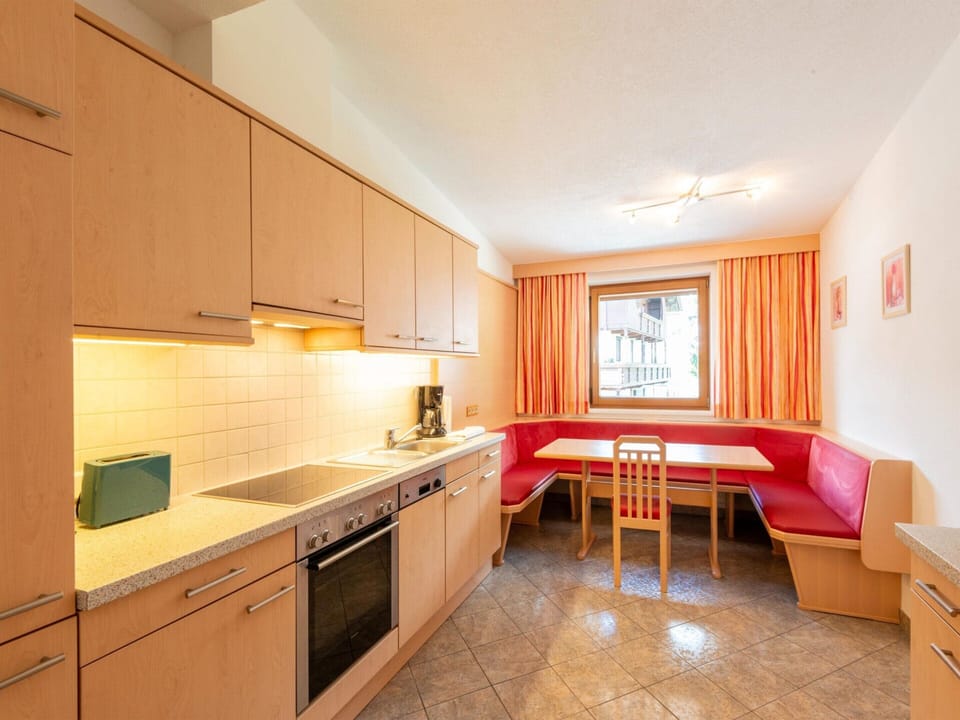 House | Private kitchen | Electric kettle, highchair