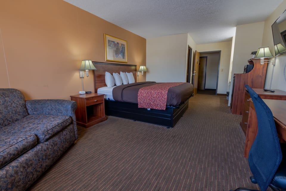 Room, 1 King Bed, Non Smoking | Iron/ironing board, cribs/infant beds, rollaway beds, free WiFi