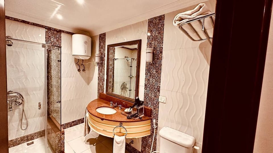 Royal Suite, Desert View | Hypo-allergenic bedding, down comforters, laptop workspace
