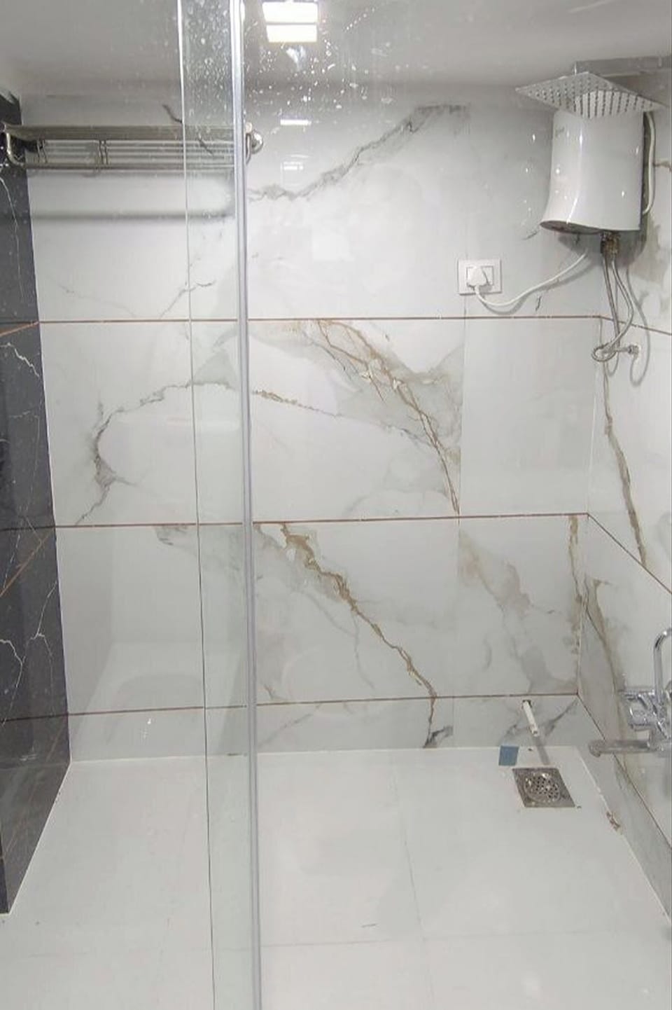 Premium Room | Bathroom | Shower, rainfall showerhead, free toiletries, slippers
