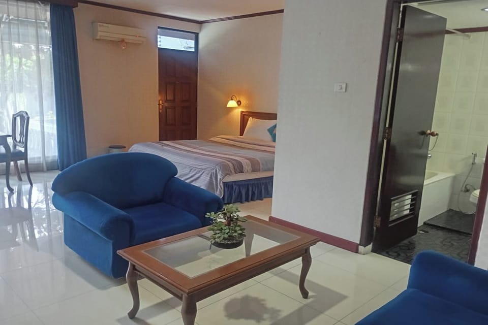 Studio Suite | Desk, free WiFi, bed sheets