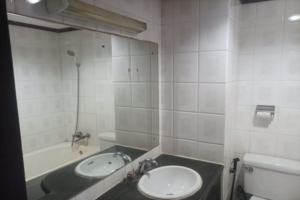 Deluxe Double Room | Bathroom | Shower, rainfall showerhead, free toiletries, hair dryer