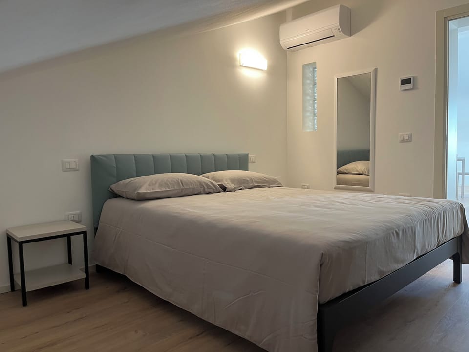 Deluxe Suite, Hill View | Desk, laptop workspace, soundproofing, free WiFi