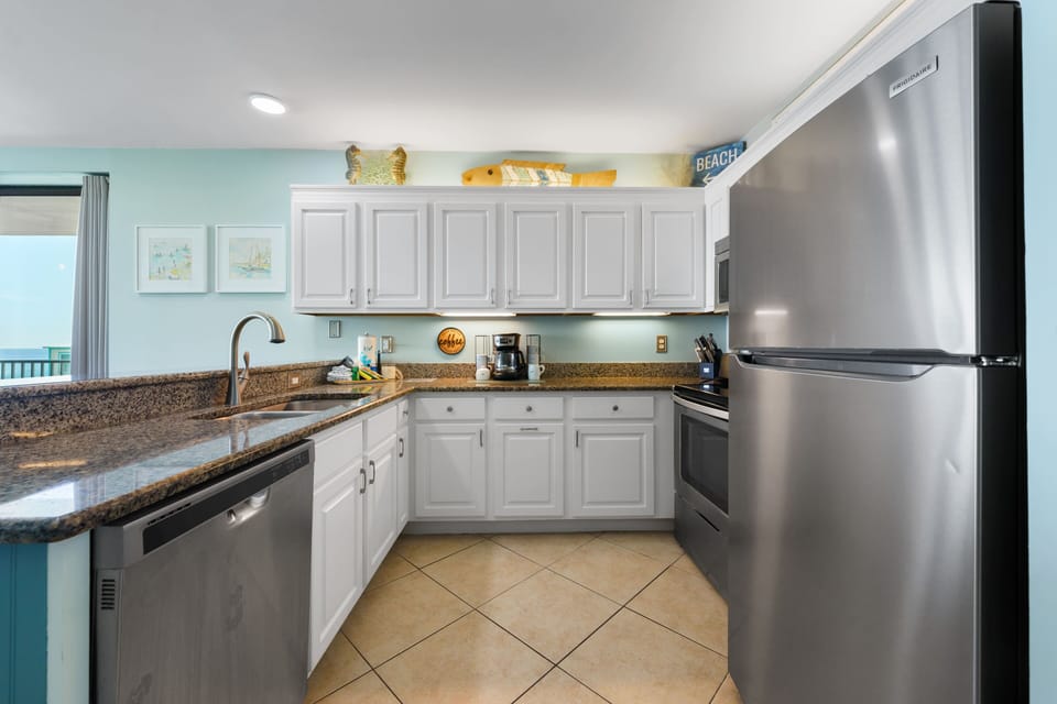 Signature Condo, 3 Bedrooms, Balcony, Beach View | Private kitchen | Fridge, microwave, oven, stovetop