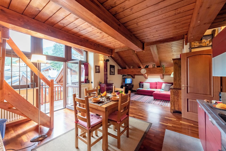 Luxury Apartment, Multiple Bedrooms (La Casa di Camus) | Living area | 21-inch flat-screen TV with digital channels, TV, video-game console