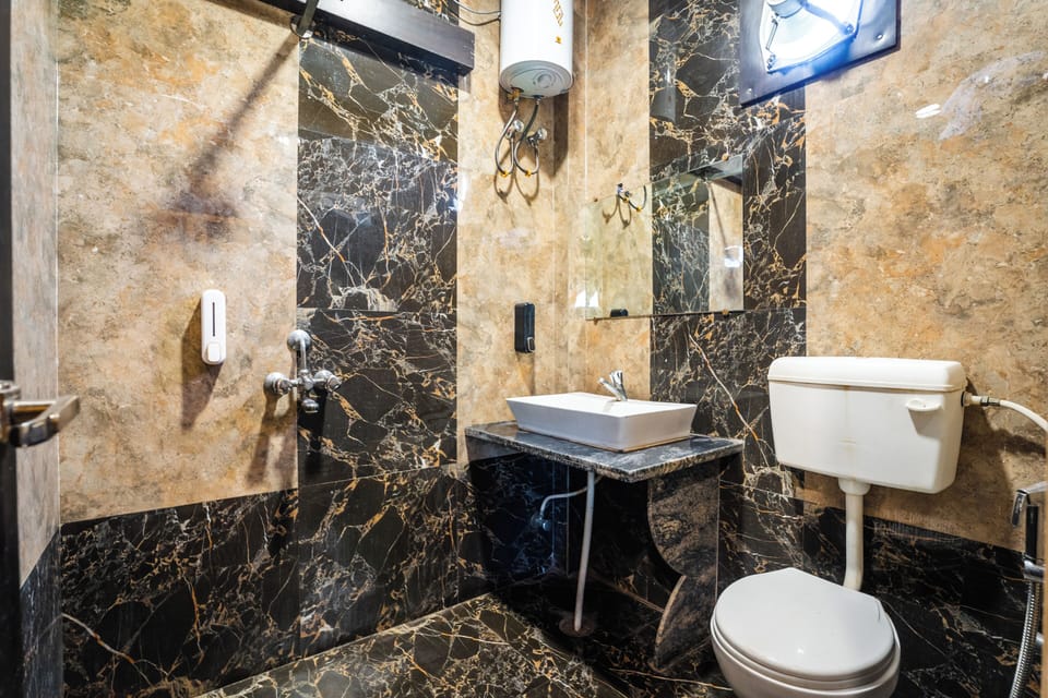 Deluxe Room | Bathroom | Shower, towels