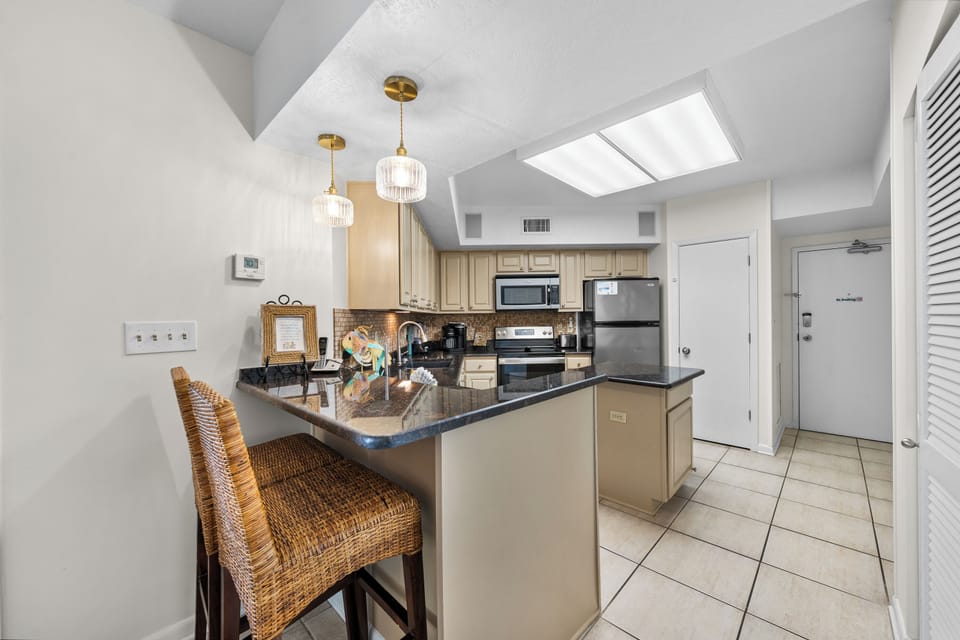 Family Condo, 3 Bedrooms, Pool Access, Beach View | Private kitchen | Fridge, microwave, oven, stovetop