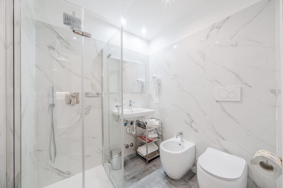 Classic Single Room, City View | Bathroom | Free toiletries, slippers, bidet, towels