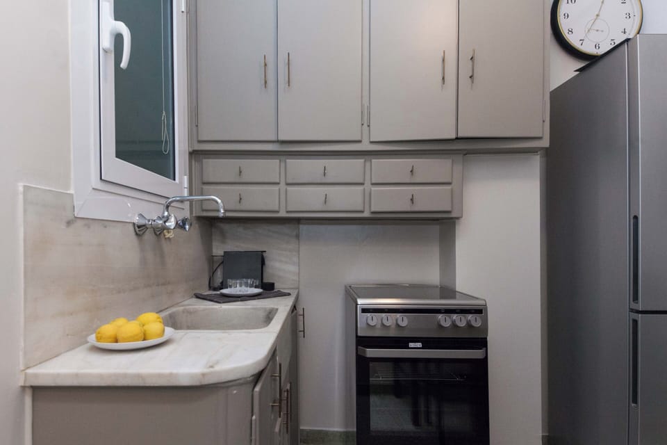 Full-size fridge, oven, stovetop, cookware/dishes/utensils