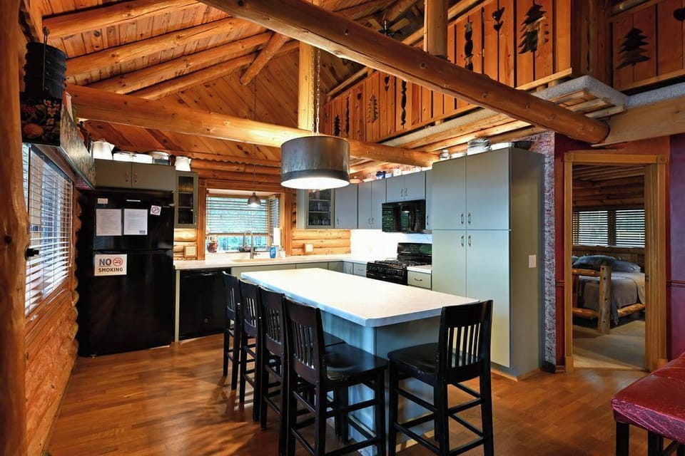 House, Multiple Beds, Patio (Birch Haven) | Private kitchen | Fridge, microwave, oven, stovetop