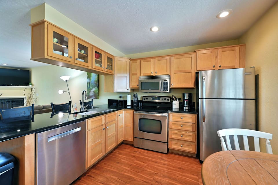 Condo, Multiple Beds, Hot Tub, Golf View (Unit 109 2 BDRM/ 2 BA) | Private kitchen | Fridge, microwave, oven, stovetop
