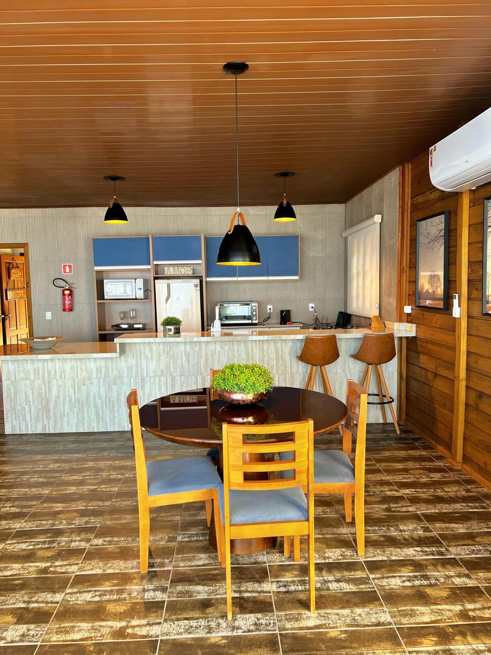 Fridge, oven, stovetop, kitchen island