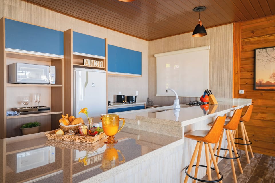 Comfort Chalet | Private kitchen | Fridge, oven, stovetop, kitchen island