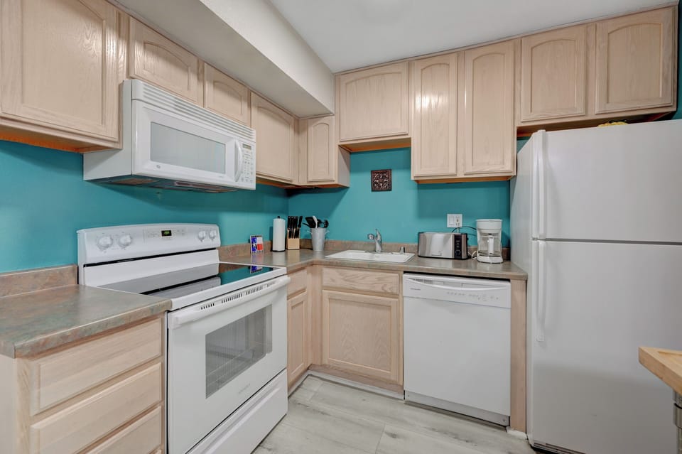 Superior Apartment, City View | Private kitchen | Full-size fridge, microwave, oven, stovetop