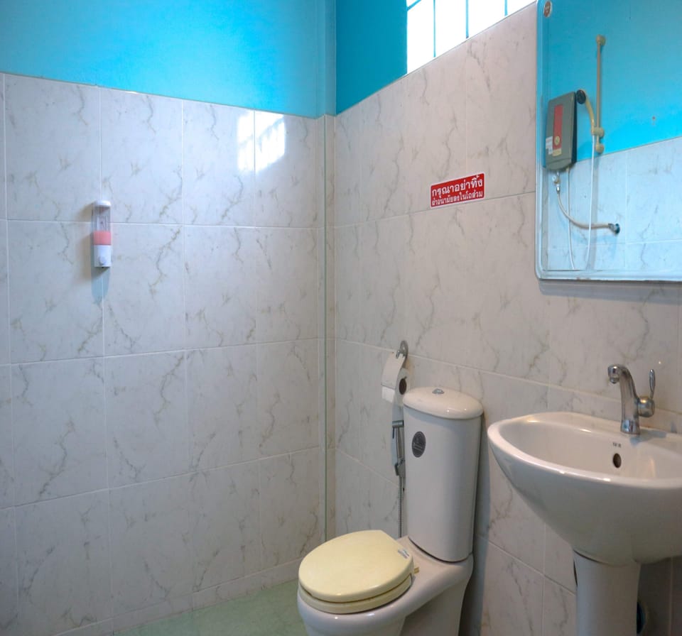 Deluxe Double Room | Bathroom | Shower, towels