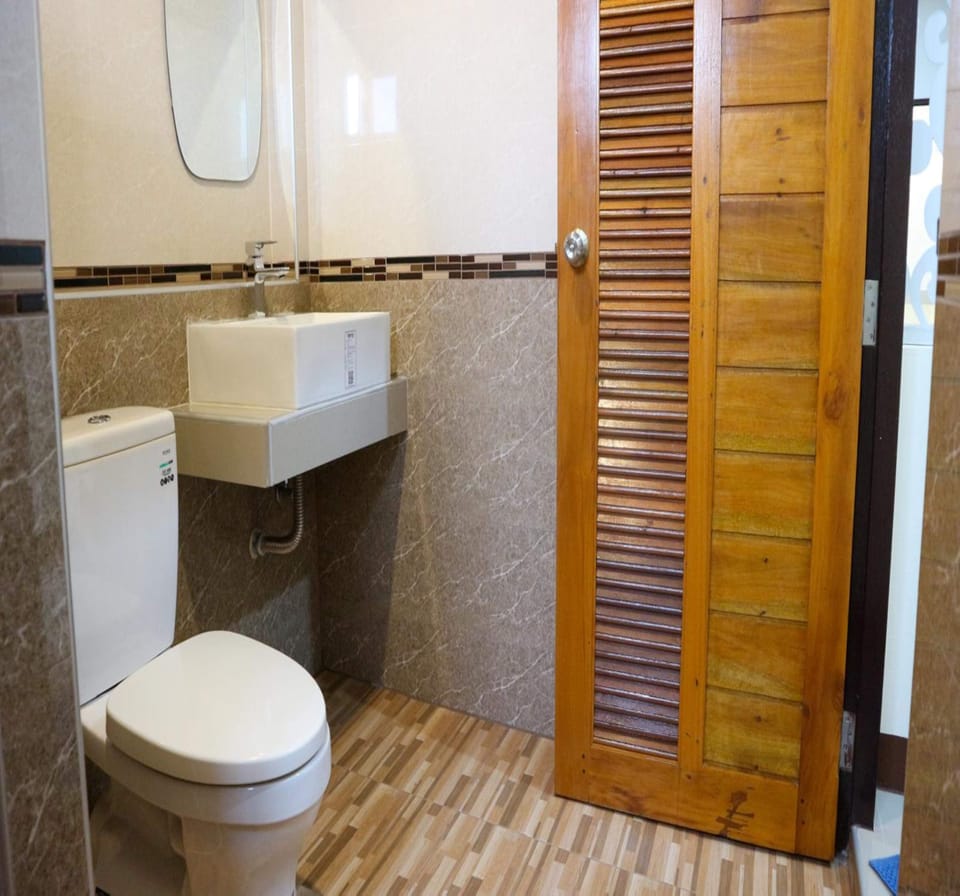 Superior Double Room | Bathroom | Shower, towels