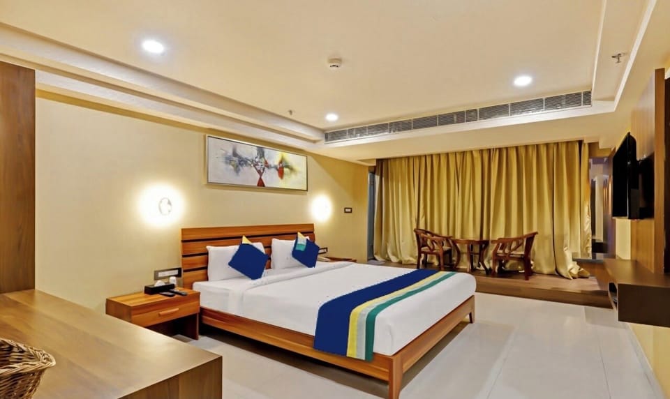 Luxury Room | Premium bedding, desk, bed sheets