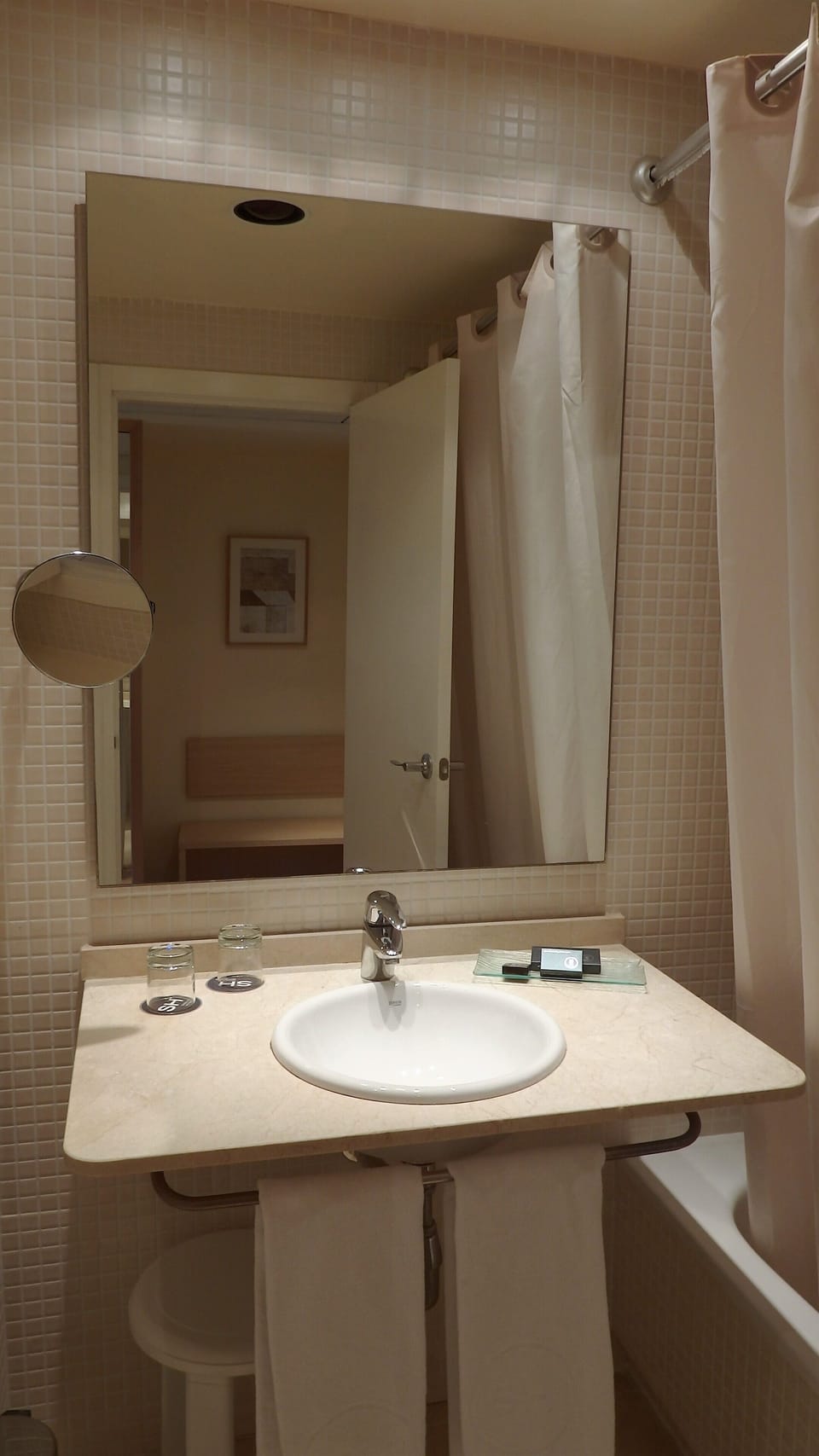 Combined shower/tub, free toiletries, hair dryer, bidet