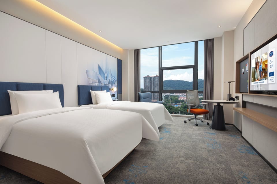 Superior Twin Room | Desk, laptop workspace, blackout drapes, soundproofing
