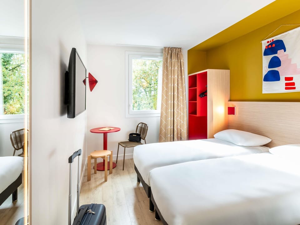 Standard Room, 2 Twin Beds | Blackout drapes, soundproofing, iron/ironing board