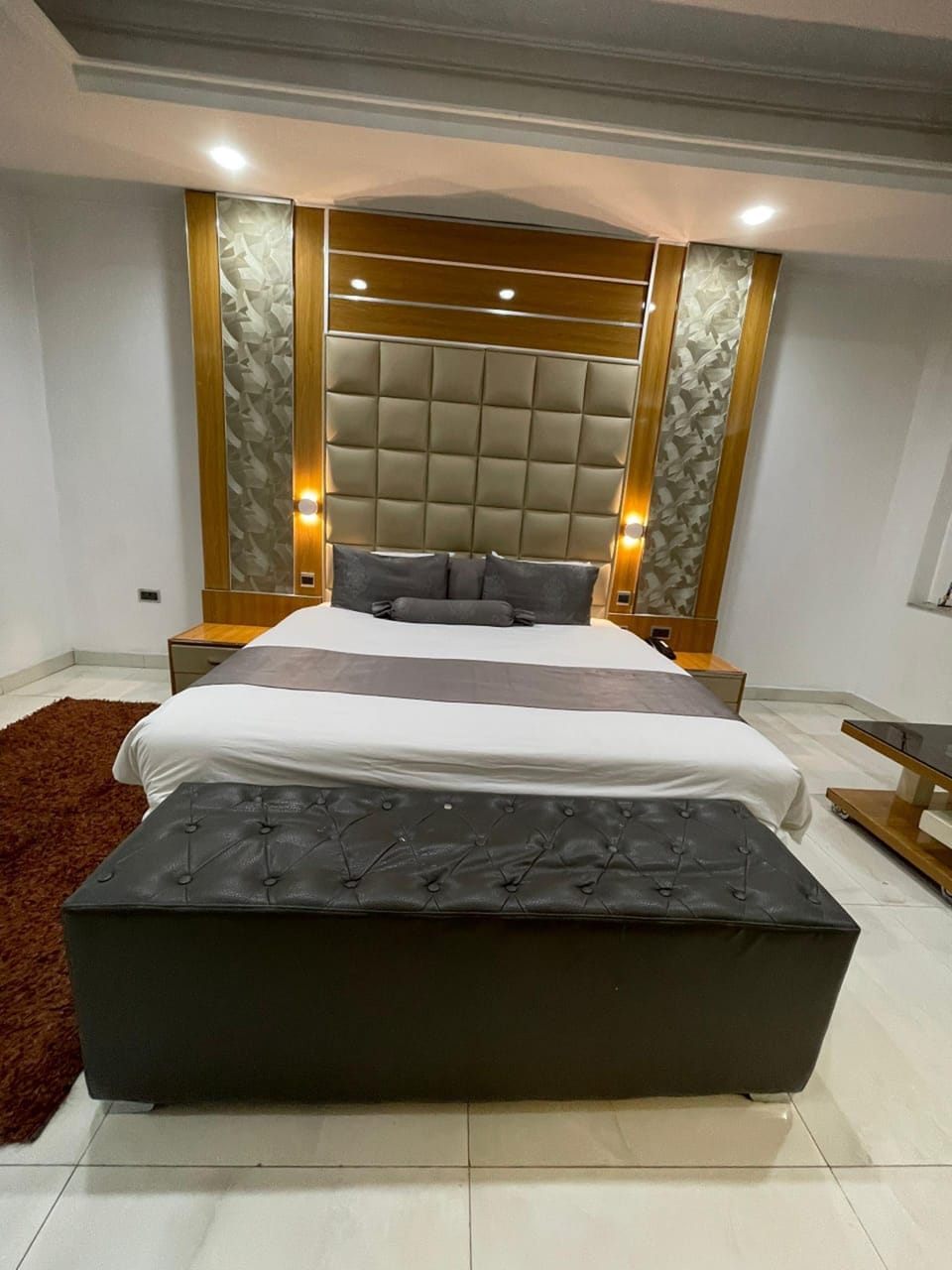 Classic Studio Suite | In-room safe, desk, laptop workspace, blackout drapes