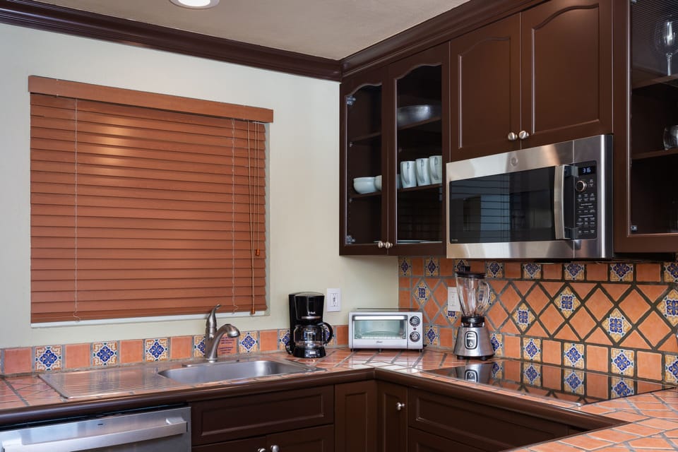 Full-size fridge, microwave, oven, dishwasher