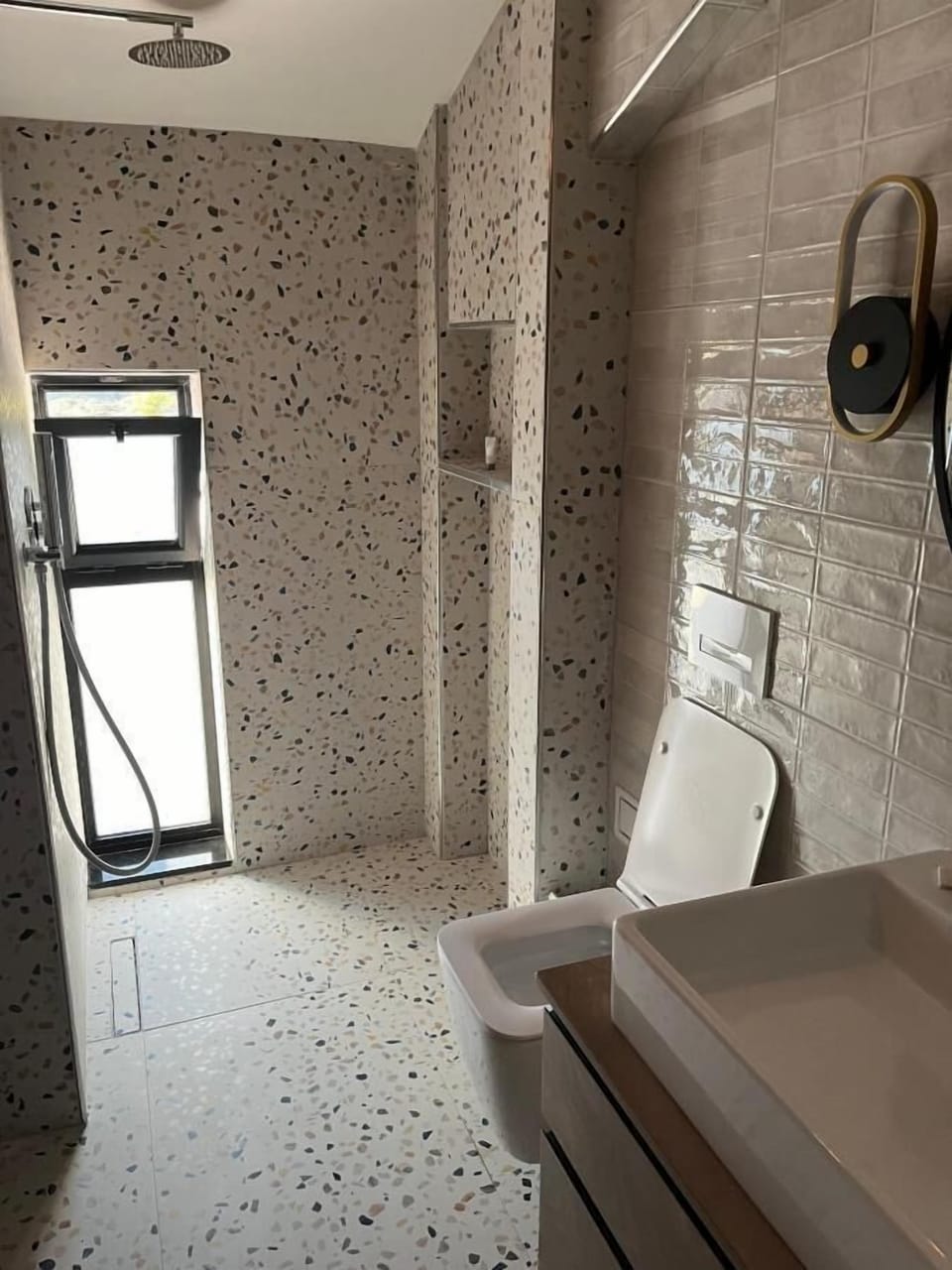 Deluxe Double Room | Bathroom | Shower, hair dryer, towels