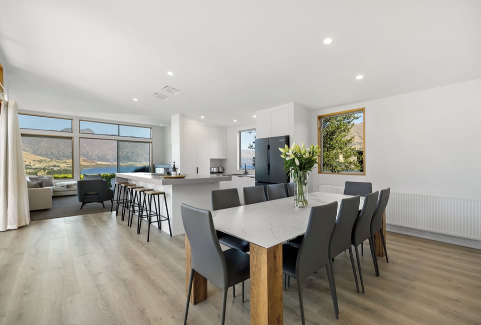 Panoramic House, Lake View | Dining room