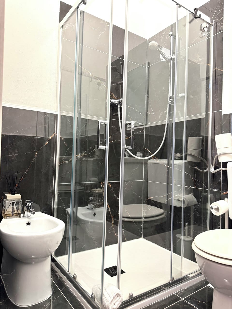 Standard Quadruple Room | Bathroom | Shower, rainfall showerhead, free toiletries, hair dryer