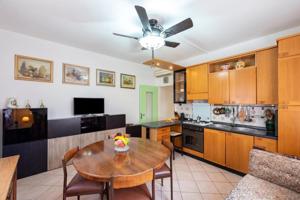 Family Apartment, Multiple Bedrooms (Casa De Nardis Sunny House) | Private kitchen | Fridge, microwave, oven, stovetop