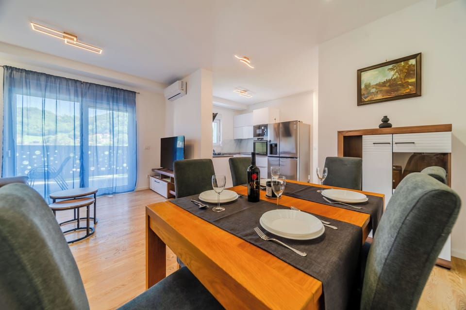 Family Apartment, 2 Bedrooms, Balcony (Modern Apartment With Balcony And) | Dining