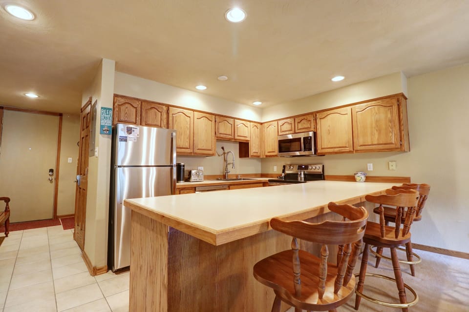 Condo, 2 Bedrooms | Private kitchen | Fridge, oven, coffee/tea maker, toaster