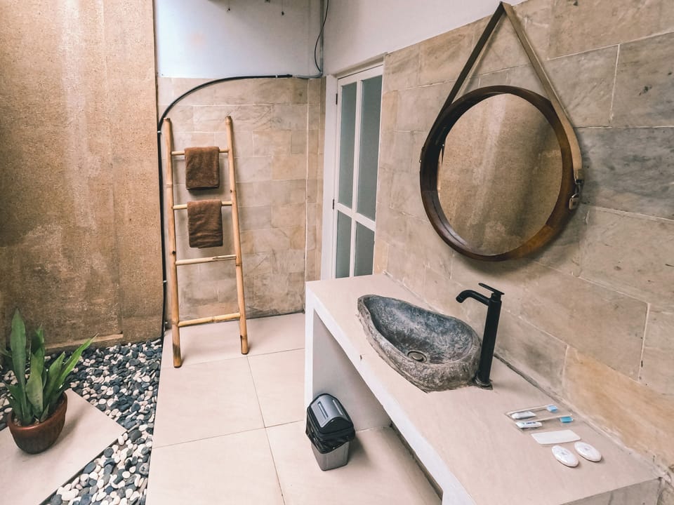 Shower, rainfall showerhead, free toiletries, towels