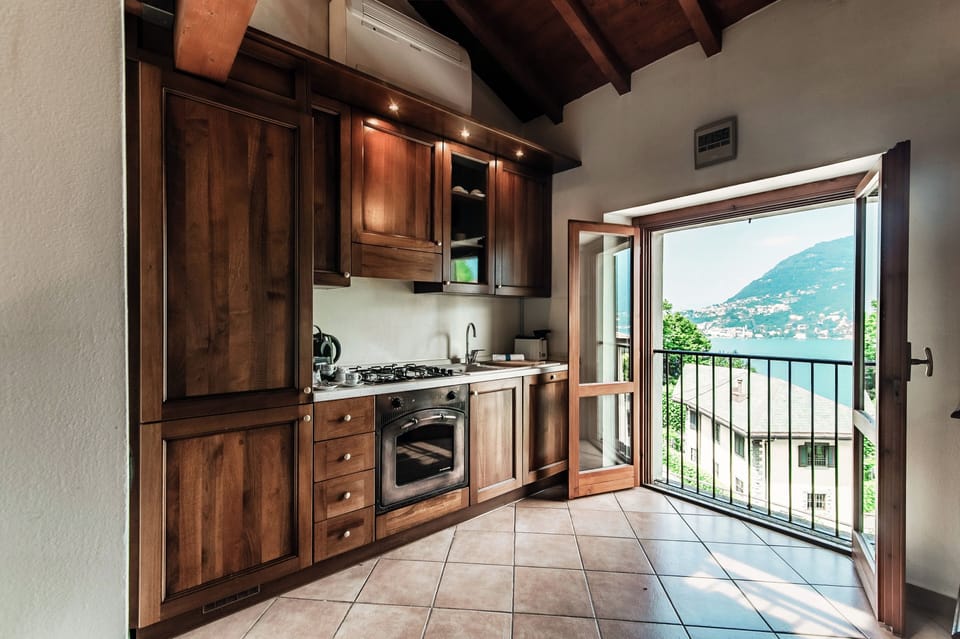 Full-size fridge, microwave, oven, stovetop