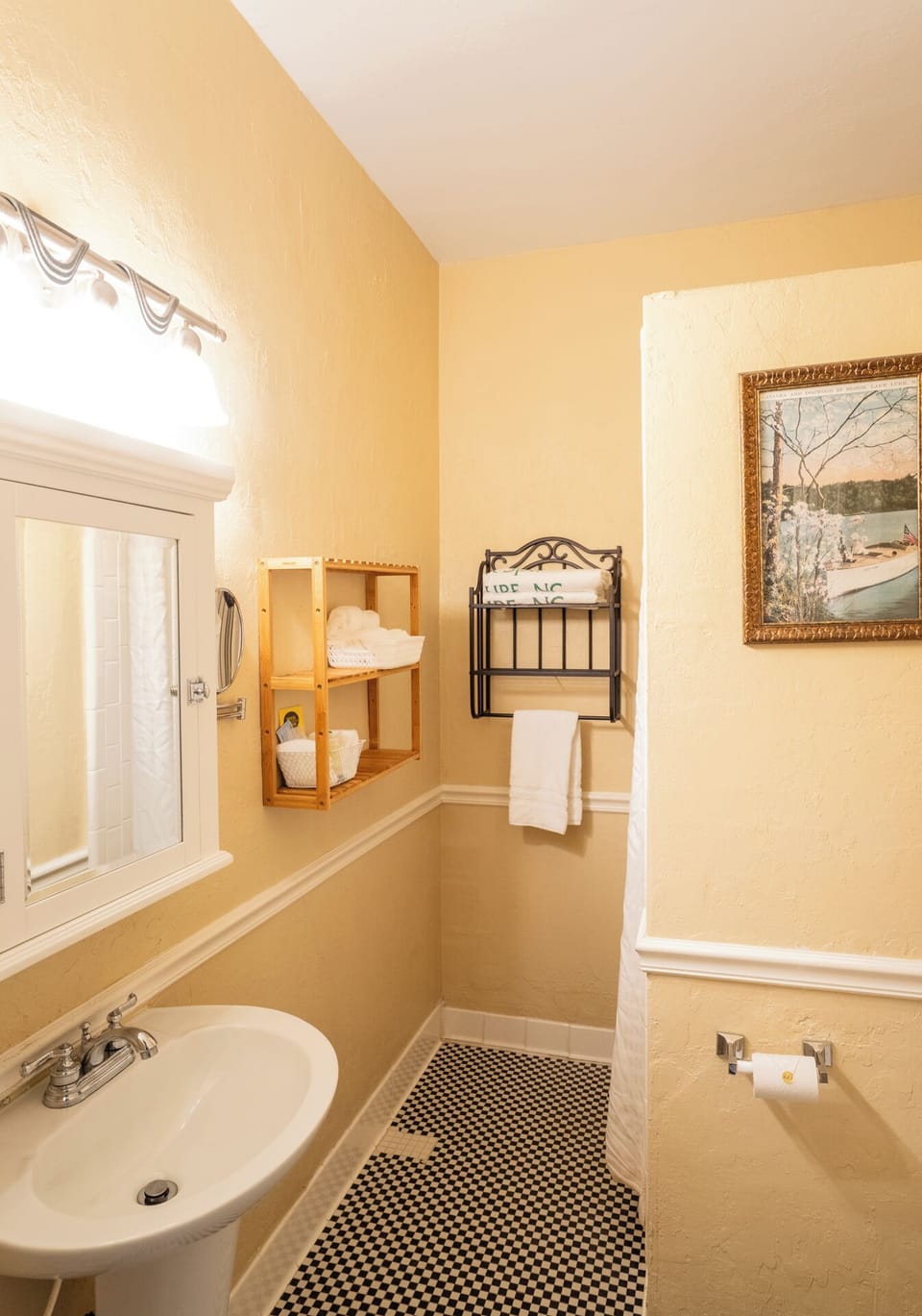 Signature Room | Bathroom | Hair dryer, towels, soap, shampoo