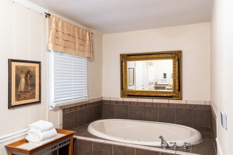 Cabin, 1 King Bed, Non Smoking (Baby's Bungalow) | Bathroom | Hair dryer, towels, soap, shampoo