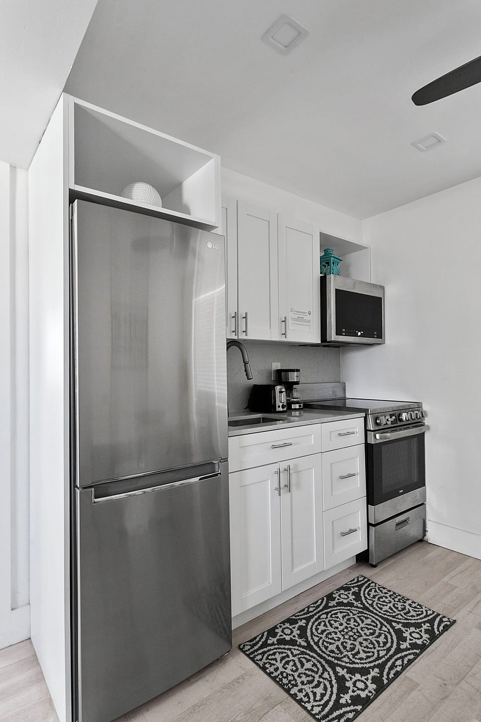 Classic Apartment | Private kitchen | Full-size fridge, microwave, oven, stovetop