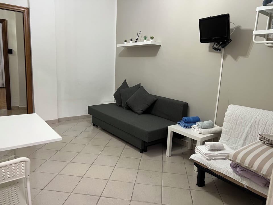 Economy Triple Room, Kitchenette, Courtyard View | Blackout drapes, WiFi (free)