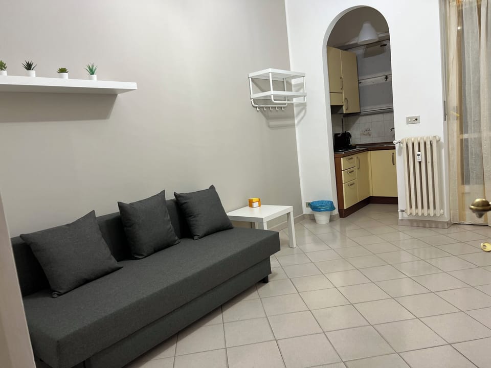 Economy Triple Room, Kitchenette, Courtyard View | Blackout drapes, WiFi (free)