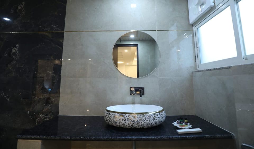 Premium Room | Bathroom | Towels, soap, shampoo, toilet paper