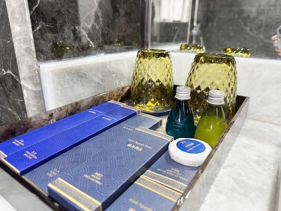 Standard Double Room | Bathroom | Combined shower/tub, hair dryer, soap, shampoo