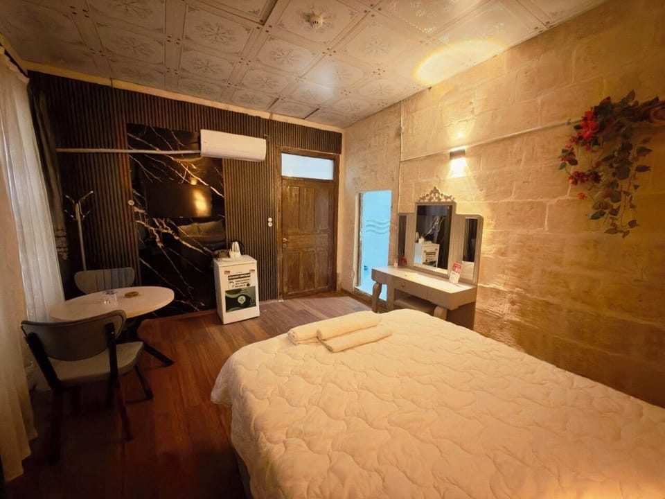 Deluxe Double Room, City View | Desk, laptop workspace