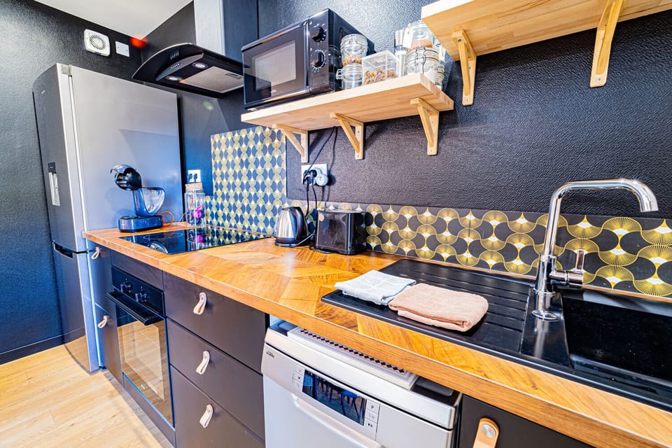 Mini-fridge, microwave, oven, stovetop